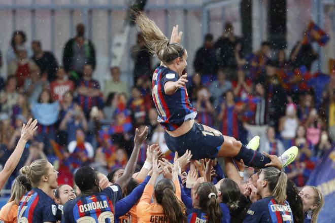 Alexia Putellas, manteada tras ganar el Barcelona la Liga F (Foto: EFE).