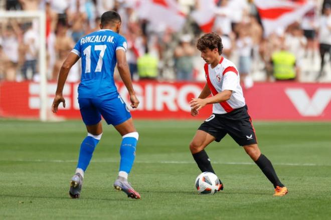 El sevillista Carlos Álvarez con la pelota (foto: Cantera SFC).