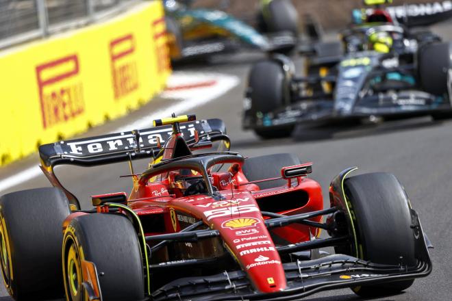 Carlos Sainz, seguido de cerca por Lewis Hamilton (Foto: Cordon Press)