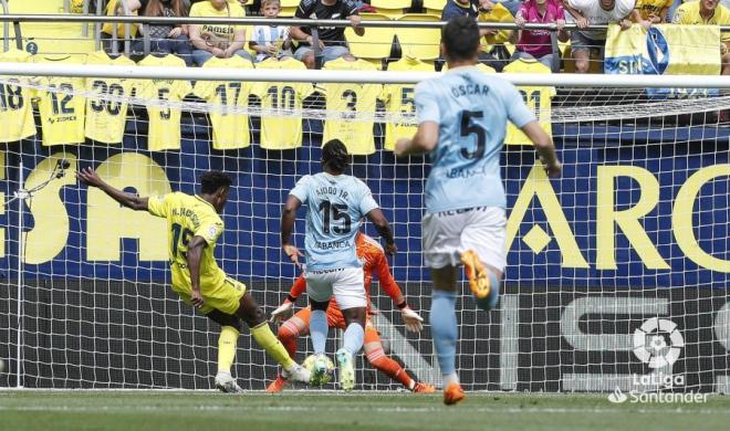 Aidoo ante el Villarreal en La Cerámica. (Foto: LaLiga).