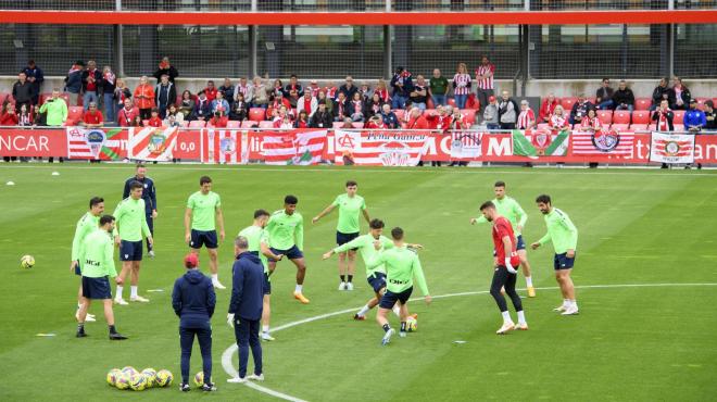 Entrenamiento del Athletic con público en la tribuna de las instalaciones de Lezama (Foto: Athletic Club).