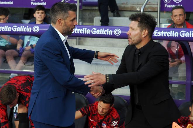 Paulo Pezzolano y Diego Pablo Simeone se saludan en Zorrilla (Foto: EFE).