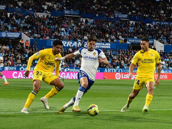 Giuliano Simeone conduce el balón ante Las Palmas (Foto: Real Zaragoza).