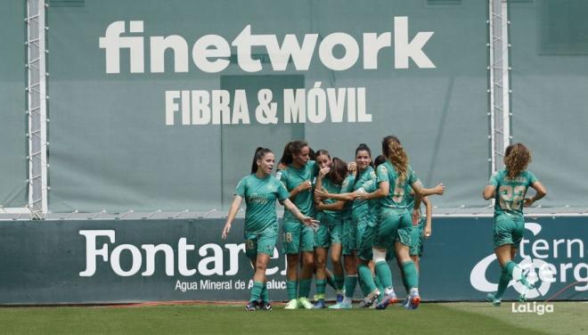 imagen de la celebración del gol del Betis Féminas.