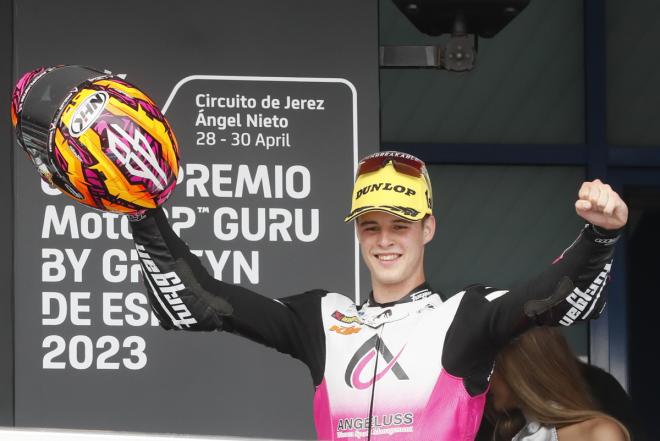 Iván Ortolá celebra su victoria en el GP de Jerez (Foto: EFE).
