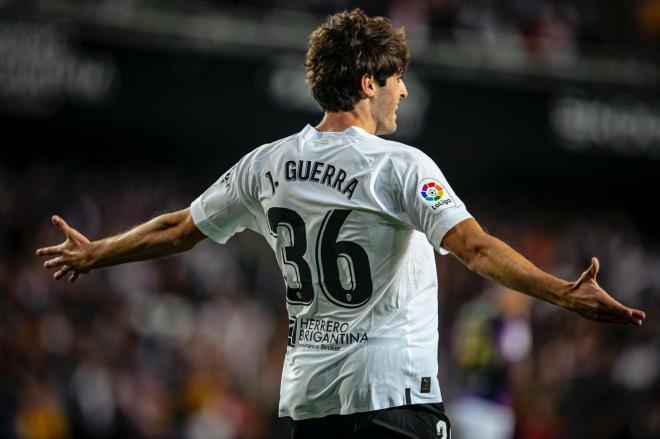 Javi Guerra en su gol contra el Valladolid