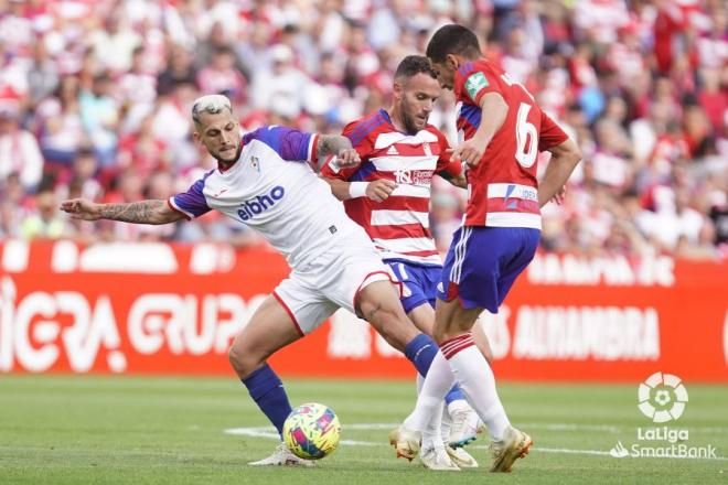 Jugada del Granada-Eibar (Foto: LaLiga Smartbank).