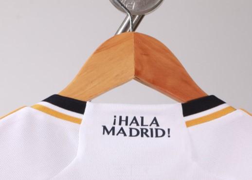 Detalles camiseta Real Madrid (Foto: FootyHeadlines)