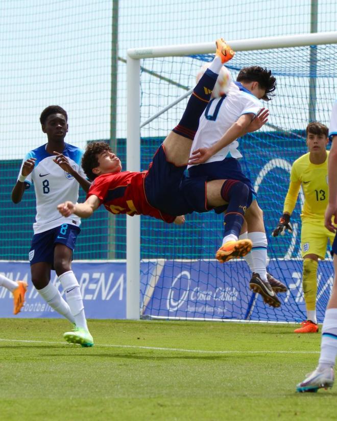 Enzo Alves, intentando una chilena en su debut con la Selección Española sub 15. (@enzoalvesv)