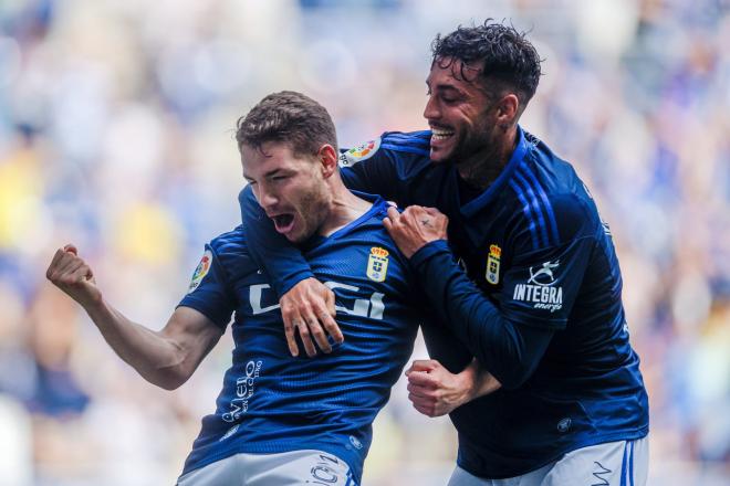Manu Vallejo y Víctor Camarasa celebran un gol (Foto: Real Oviedo).