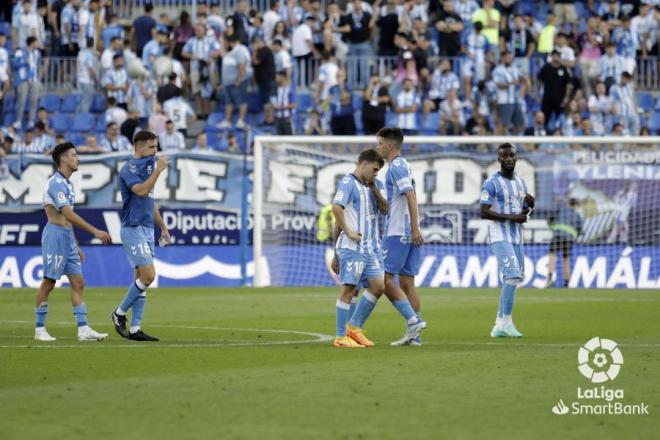 Los jugadores del Málaga se lamentan del empate ante el Huesca (Foto: LaLiga).
