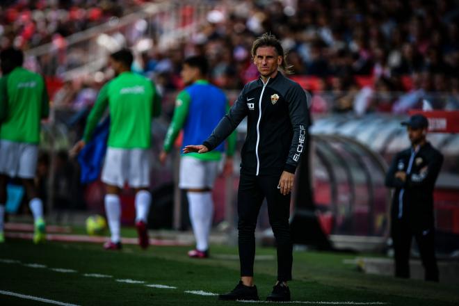 Sebastián Beccacece, entrenador del Elche, durante un partido (Foto: Cordon Press)