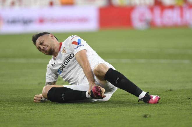 Ocampos se duele del pisotón de Juanpe en el Sevilla-Girona (Foto Kiko Hurtado).