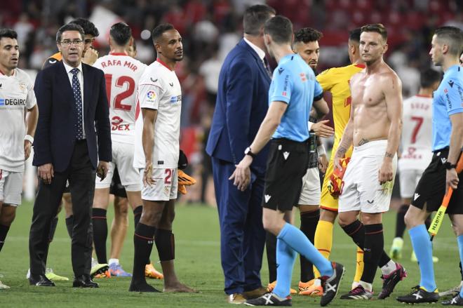 Decepción en el Sevilla tras la derrota ante el Girona (Foto: Kiko Hurtado).