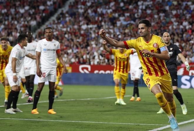 Juanpe, jugador del Girona, celebra el gol frente al Sevilla en el Ramón Sánchez-Pizjuán (Foto: