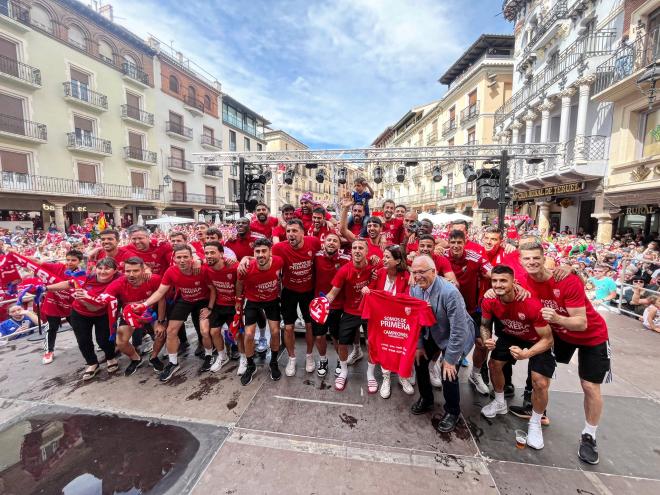 Celebración en la plaza del Torico (Foto: CD Teruel).