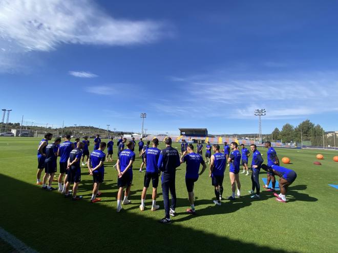 Calleja junto al equipo durante un entrenamiento del Levante en Buñol. (Foto: LUD)