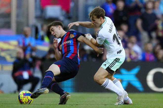 Gavi, en una jugada con Pablo Ibáñez durante el Barcelona-Osasuna (FOTO: EFE).