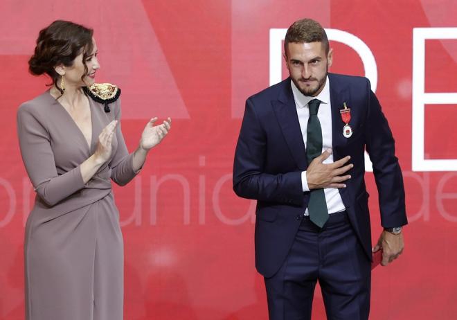 Koke, ante Díaz Ayuso tras recibir el galardón (Foto: ATM).