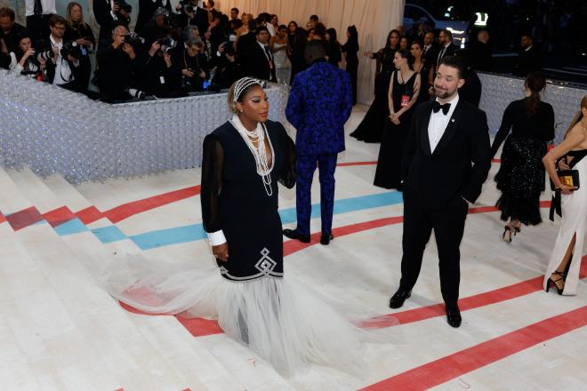 Serena Williams en la alfombra de la Met Gala y a su lado, su marido Alexis Ohanian (Foto: Cordon Press).