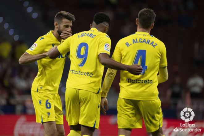 Choco Lozano abraza a José Mari y Alcaraz en el Atleti - Cádiz (Foto: LaLiga).