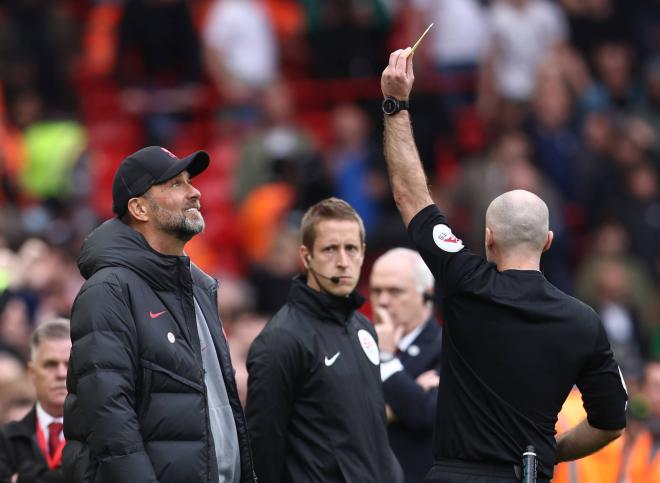 Jürgen Klopp es amonestado por el colegiado durante el encuentro Liverpool - Tottenham Hotspur (Foto: Cordon Press).