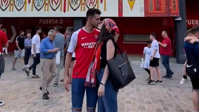 David, con su novia Alicia antes de entrar al Ramón Sánchez-Pizjuán para ver al Sevilla.