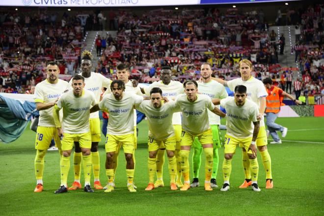 El once ante el Atleti con las camisetas de apoyo (Foto: Cádiz CF).