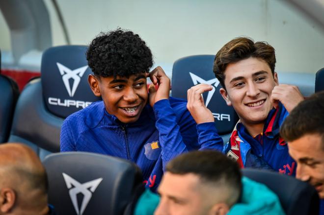 Lamine Yamal y Pablo Torre, en el banquillo del FC Barcelona (Foto: Cordon Press).