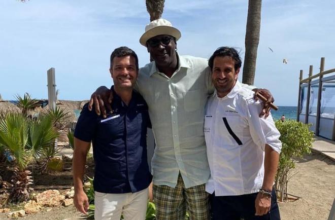 Michael Jordan, con dos socios de La Milla Marbella. (Foto: @lamillamarbella)