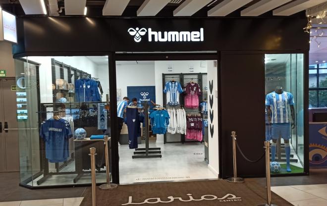 Tienda Hummel con ropa oficial del Málaga en el Centro Comercial Larios Centro. (Foto: @MLGconstrucción)