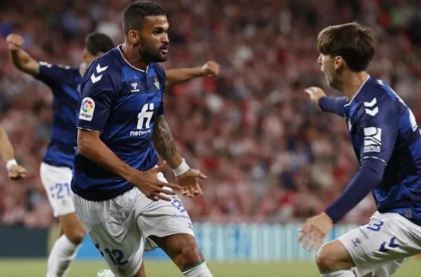 Willian José celebra el gol con Miranda (foto: EFE).