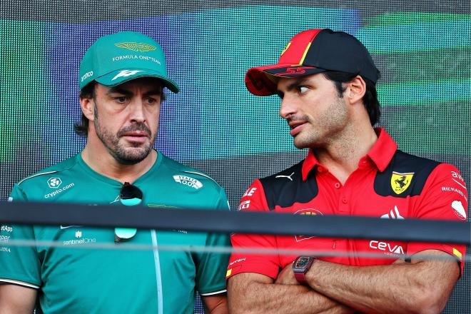 Fernando Alonso y Carlos Sainz, durante un 'drives parade'