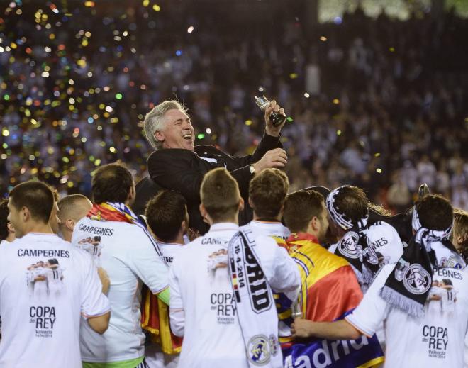 Ancelotti celebra con su plantilla la Copa del Rey de 2014. Fuente: Cordon Press