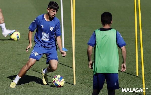 Izan Merino, en una sesión de entrenamiento del primer equipo. (Foto: Málaga)