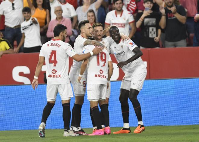 El Sevilla celebra el gol de Pape Gueye al Espanyol (Foto: Kiko Hurtado)