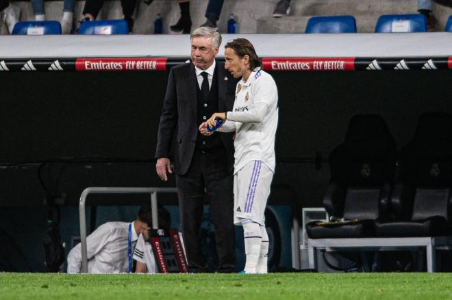 Carlo Ancelotti y Luka Modric charlando en un partido del Real Madrid (Foto: Cordon Press).