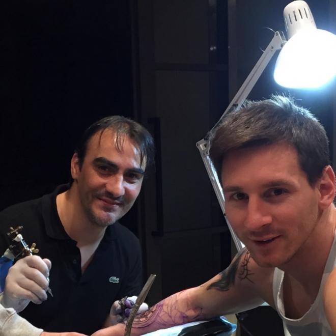 Leo Messi, junto a su tatuador habitual Roberto López. (@robertolopeztattoo)