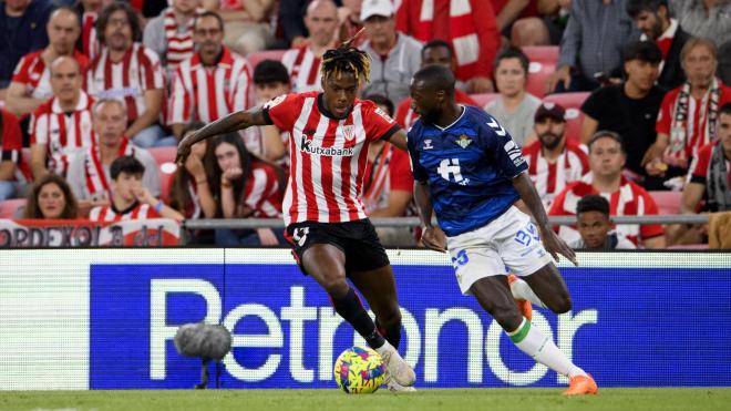 Nico Williams batalla ante el Betis en San Mamés (Foto: Athletic Club).