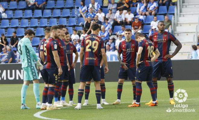 Los jugadores del Levante antes del partido contra el Tenerife (Foto: LaLiga).