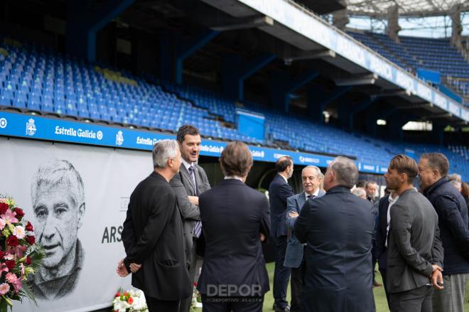 Kevin Vázquez, en el estadio de Riazor dando el último adiós a Arsenio Iglesias. (Foto: Deportivo de La Coruña)