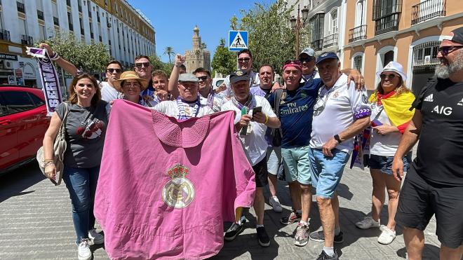 Aficionados del Real Madrid en las calles de Sevilla (Foto: Kiko Hurtado).