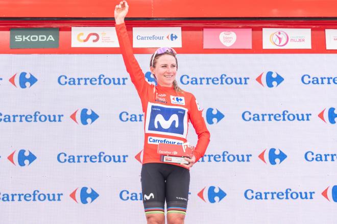 Annemiek Van Vleuten celebra su liderato en La Vuelta (Foto: @LaVueltaFem).