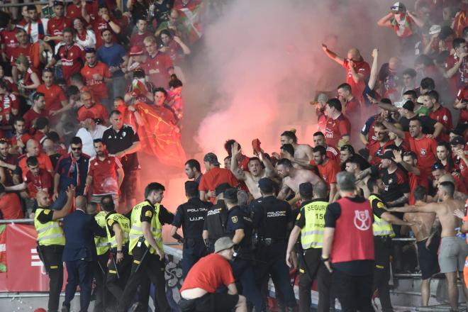 Una bengala fue lanzada desde la zona de la afición de Osasuna  durante la final de Copa. Fuente: K
