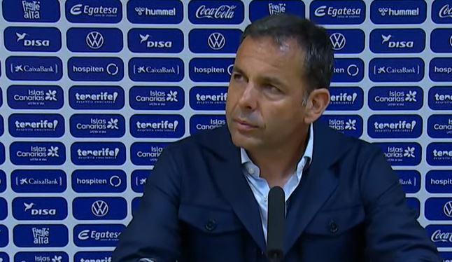 Javier Calleja, entrenador granota, tras el Tenerife - Levante.