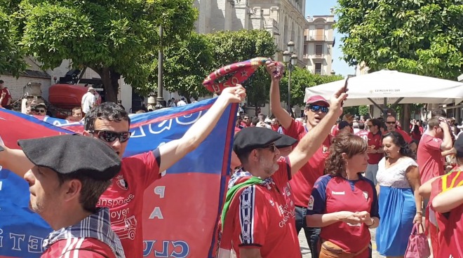 La afición rojilla se hace notar en Sevilla, en la previa de la final de Copa.