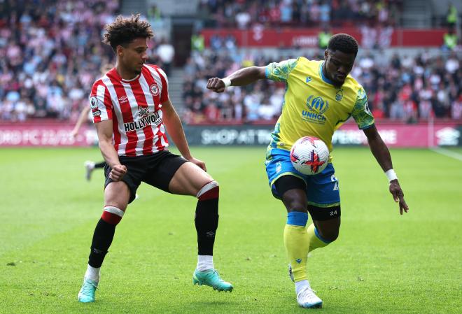 Serge Aurier, jugador del Nottingham Forest frente al Brentford. Fuente: Cordon Press