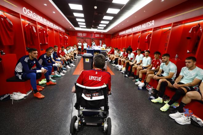 Juan Carlos Unzué conversa con los jugadores de Osasuna previo a la final de Copa del Rey. Fuente: