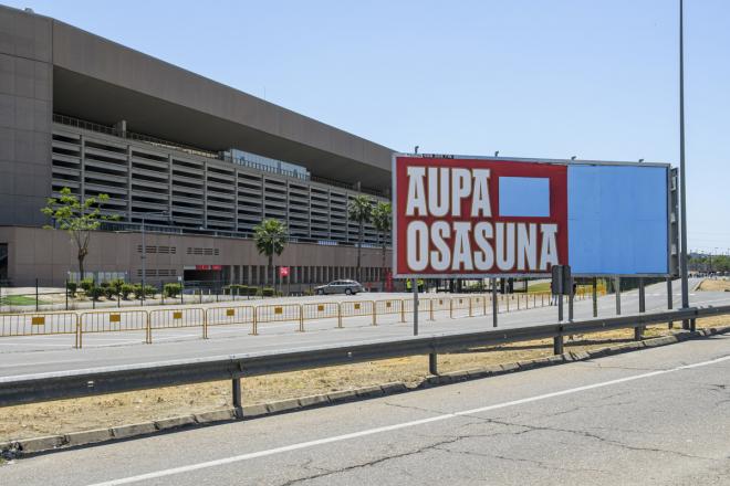 Valla de apoyo a Osasuna con el logo de Bildu tapado (Foto: EFE).