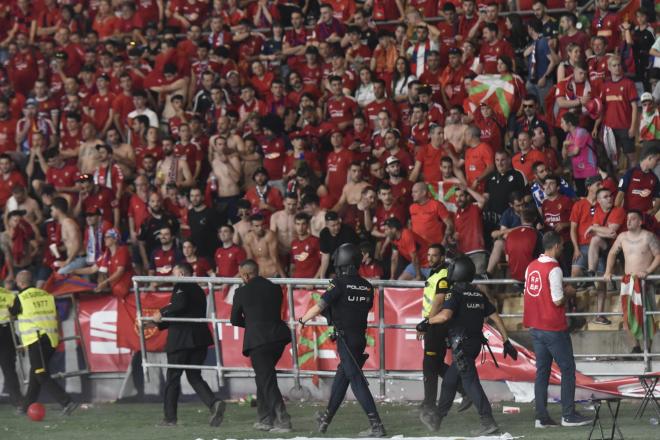 Una valla en la zona de los aficionados de Osasuna se venció. Fuente: Kiko Hurtado